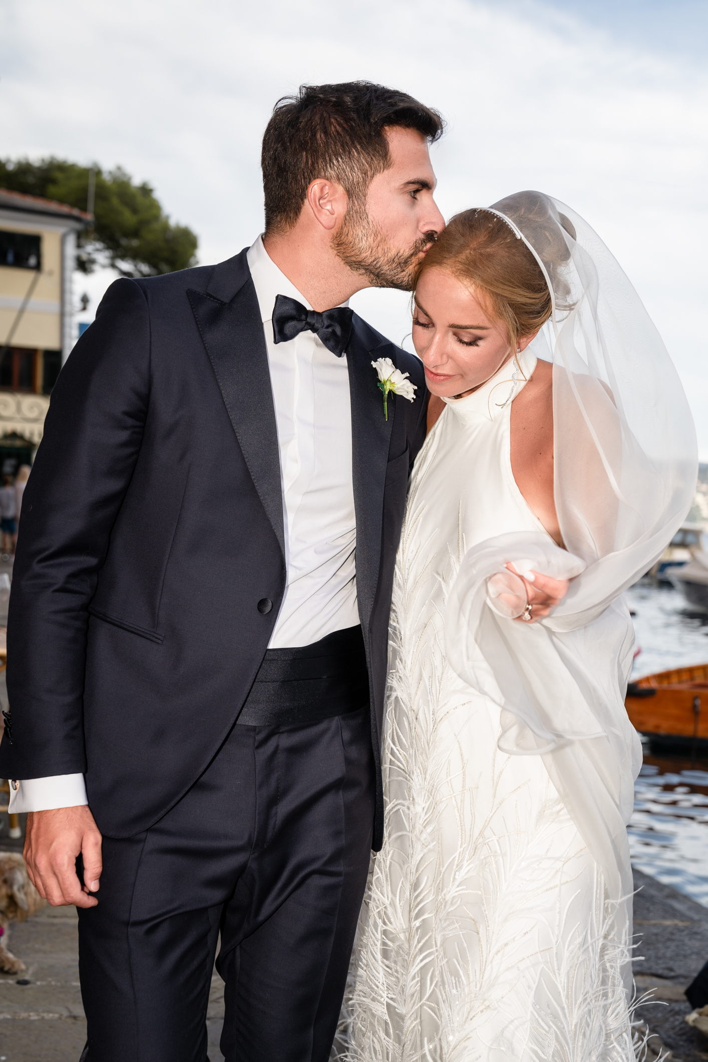 Elegant wedding in Portofino, with a view of the Ligurian bay, celebration at the historic Vesta Portofino by Dolce & Gabbana venue, capturing the atmosphere of the Dolce Vita and the Italian Riviera, bride and groom's shooting in portofino, timeless ed editorial photos by Veronica Onofri