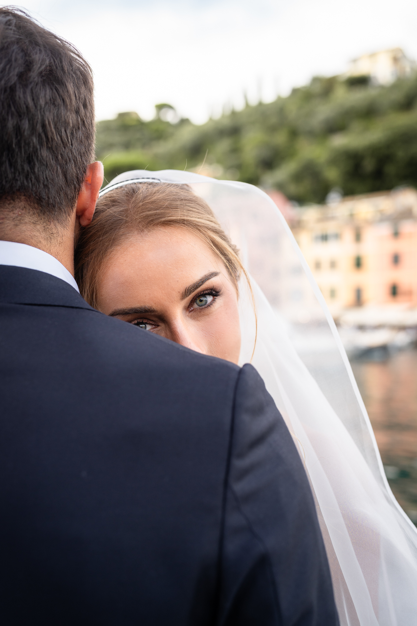 Elegant wedding in Portofino, with a view of the Ligurian bay, celebration at the historic Vesta Portofino by Dolce & Gabbana venue, capturing the atmosphere of the Dolce Vita and the Italian Riviera, bride and groom's shooting in portofino, timeless ed editorial photos by Veronica Onofri